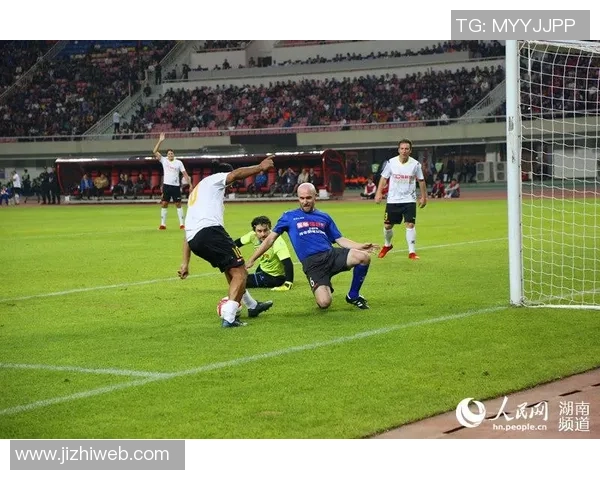 足球明星背后的奋斗与荣耀：从草根到巅峰的传奇旅程